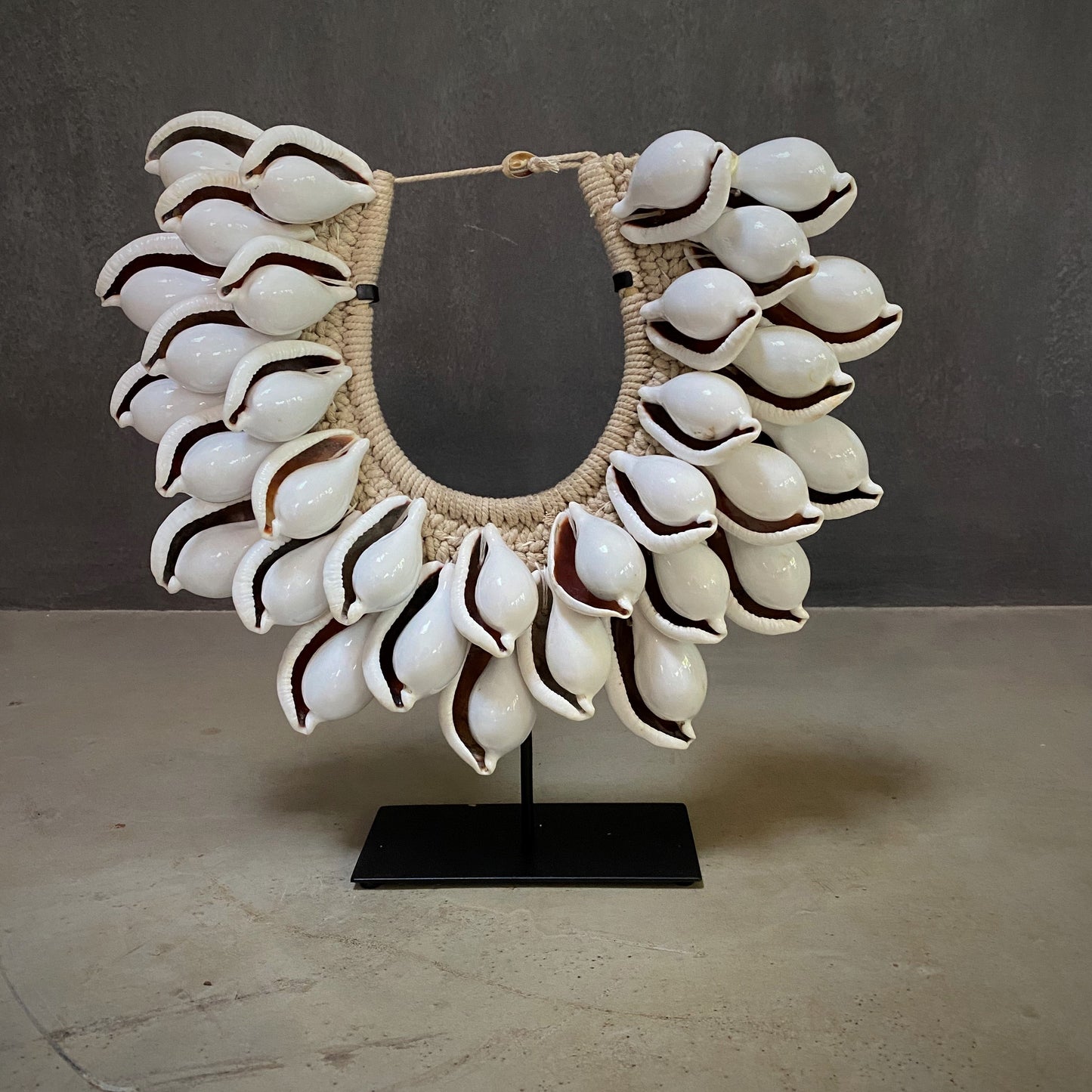 EGG SHELL COLLAR (INDONESIA) LRG 38W 32H
