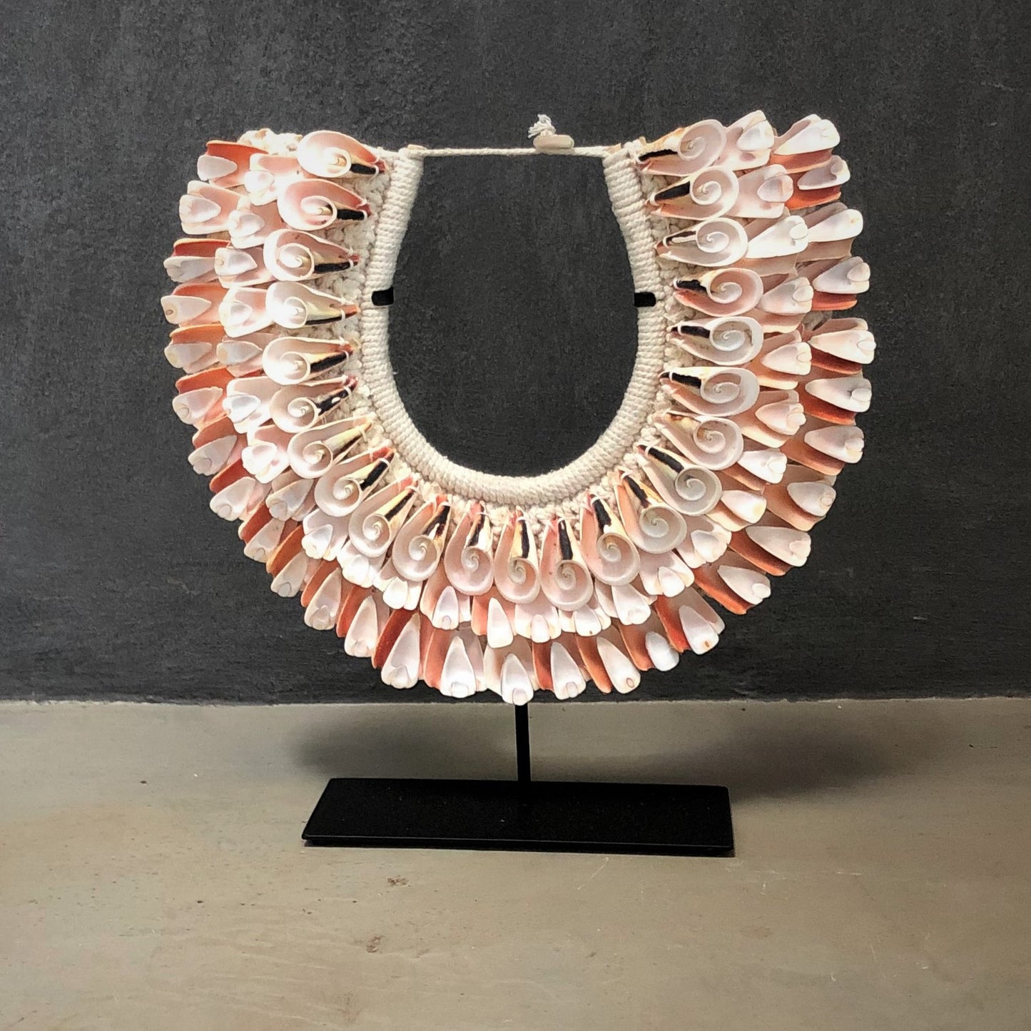SLICE SHELL COLLAR (INDONESIA) MED 32W 33H PINK