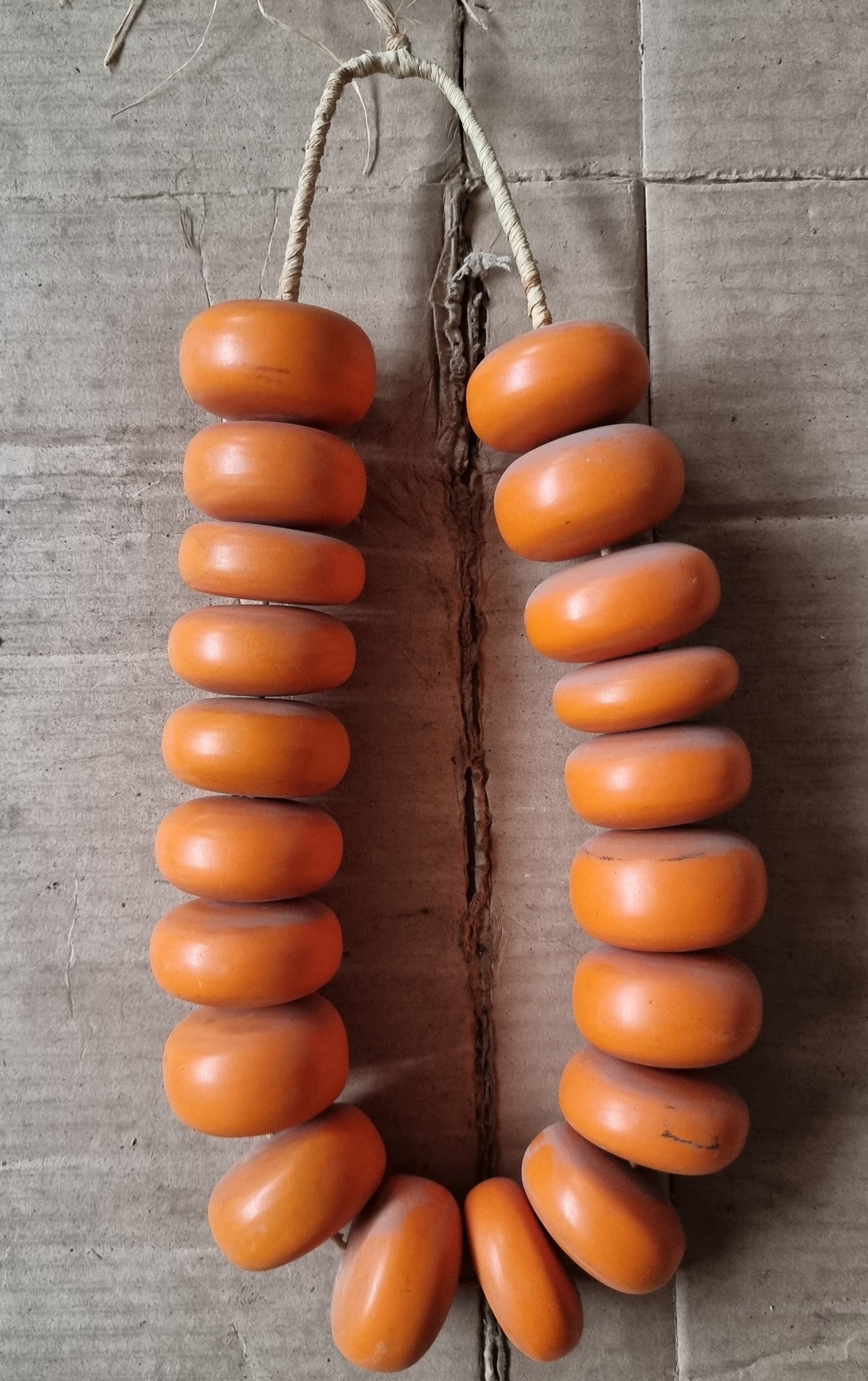 AFRICAN AMBER BEAD (KENYA) XL OVL +STAND
