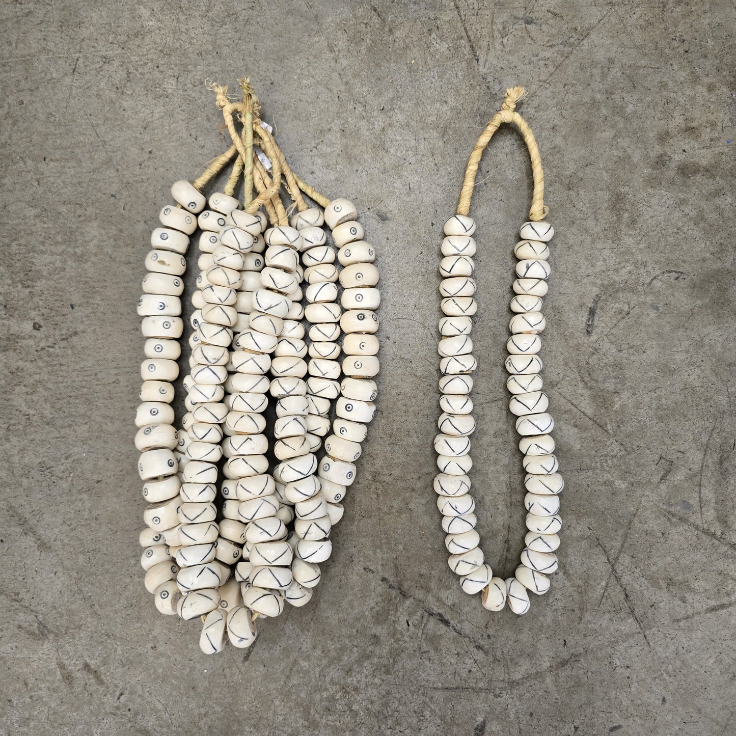 BONE BEAD (KENYA) MED WHT PATT