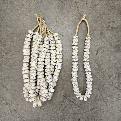 BONE BEAD (KENYA) MED WHT PATT