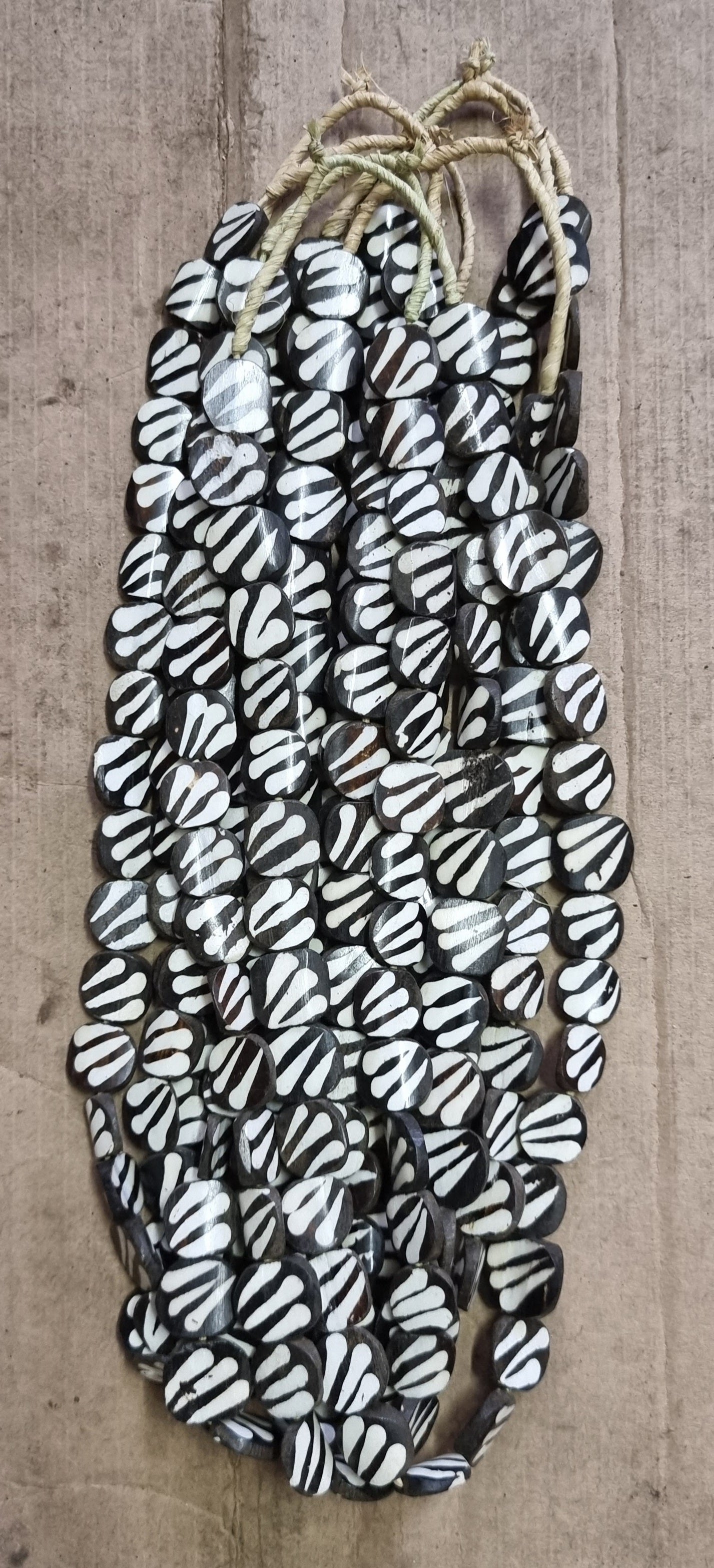 BONE BEAD (KENYA) 10CENT BATIK
