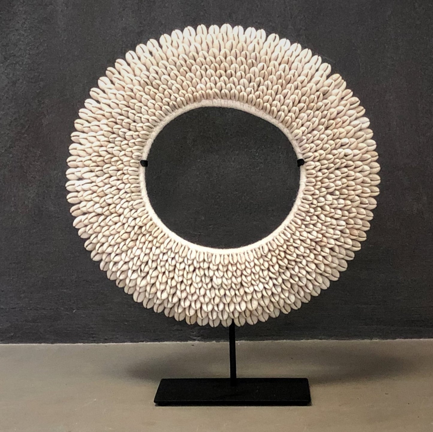 COWRIE SHELL COLLAR (INDONESIA) MED 30W 36H