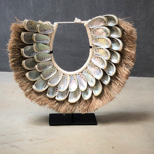 PEARL SHELL, GRASS COLLAR (INDONESIA) MED 32W 36H